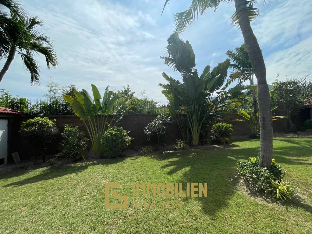 1000 qm Grundstück / 440 qm Wohnfläche / Edle Holzausstattung