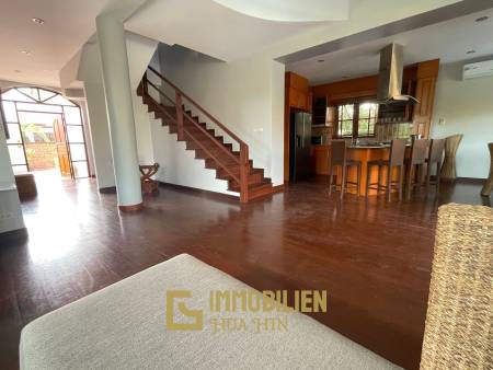 1000 qm Grundstück / 440 qm Wohnfläche / Edle Holzausstattung