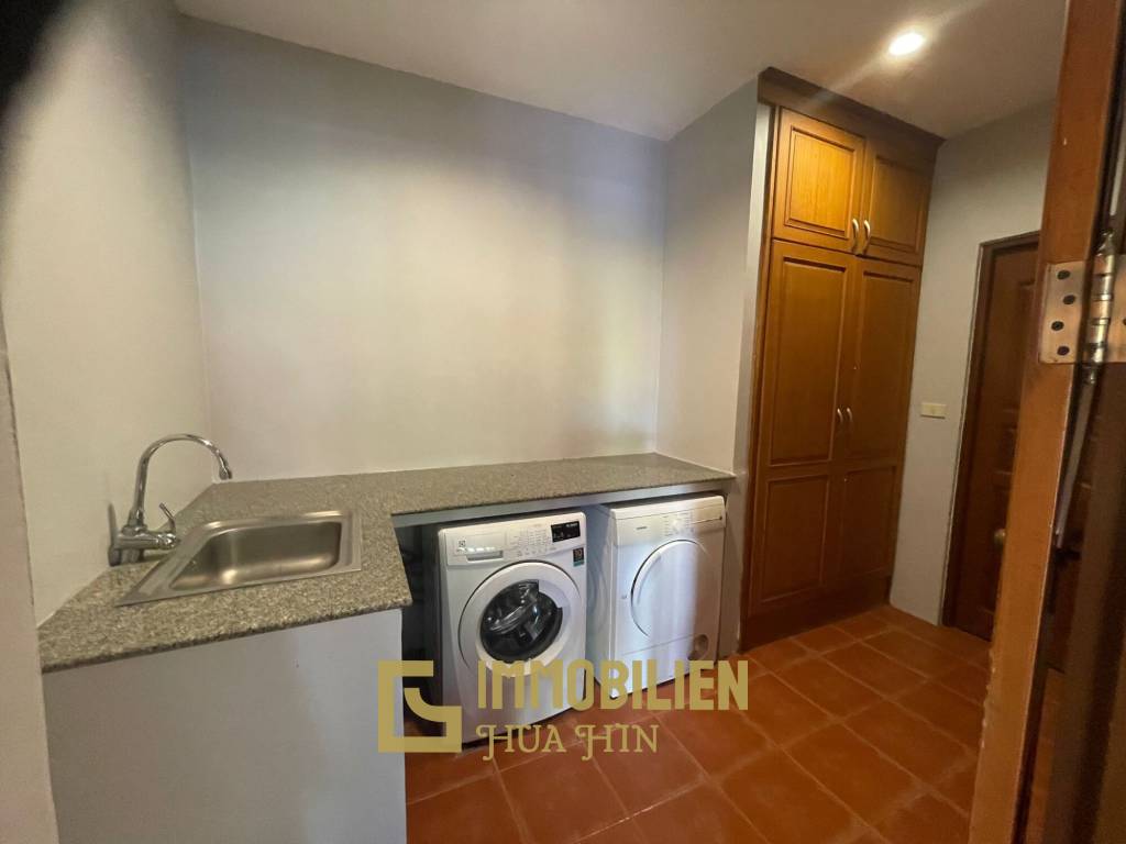 1000 qm Grundstück / 440 qm Wohnfläche / Edle Holzausstattung