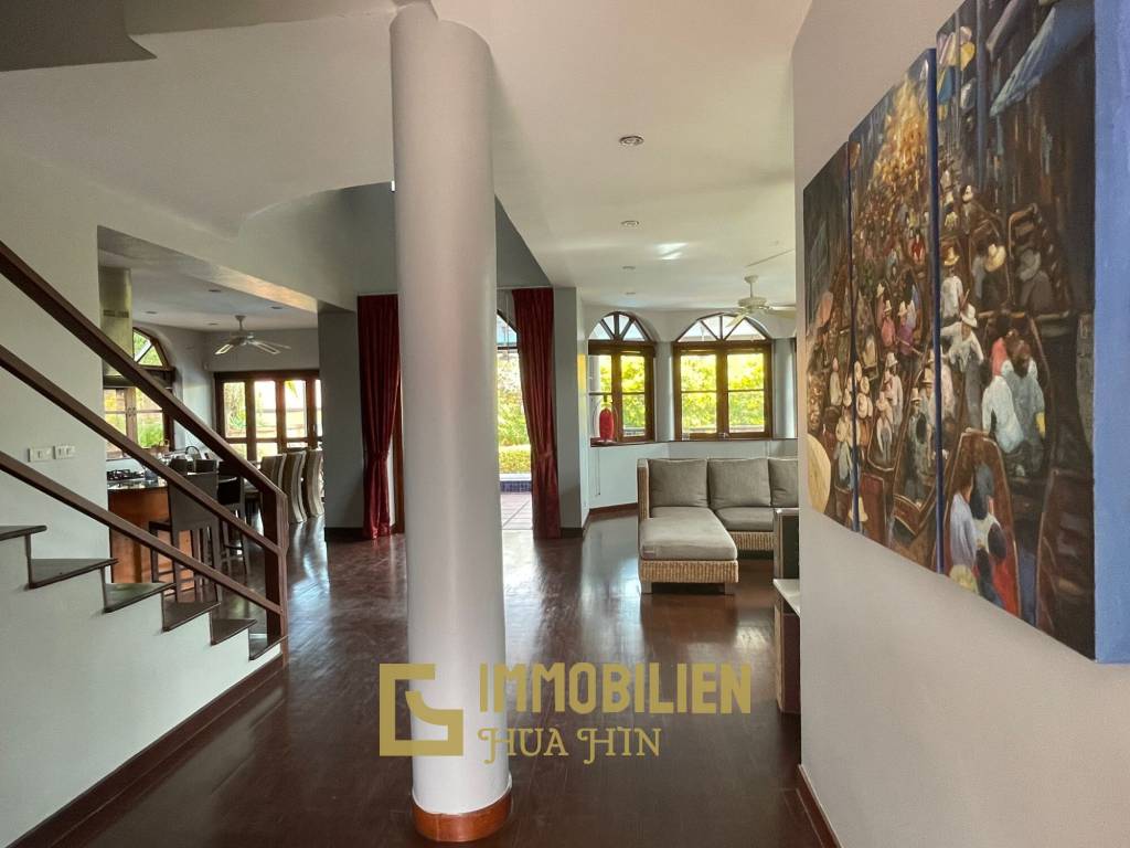 1000 qm Grundstück / 440 qm Wohnfläche / Edle Holzausstattung