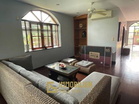 1000 qm Grundstück / 440 qm Wohnfläche / Edle Holzausstattung