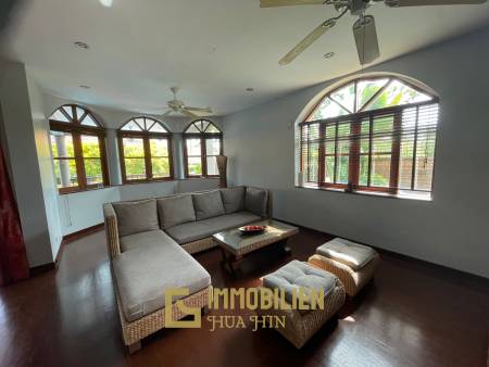 1000 qm Grundstück / 440 qm Wohnfläche / Edle Holzausstattung