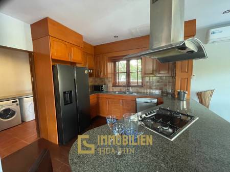 1000 qm Grundstück / 440 qm Wohnfläche / Edle Holzausstattung