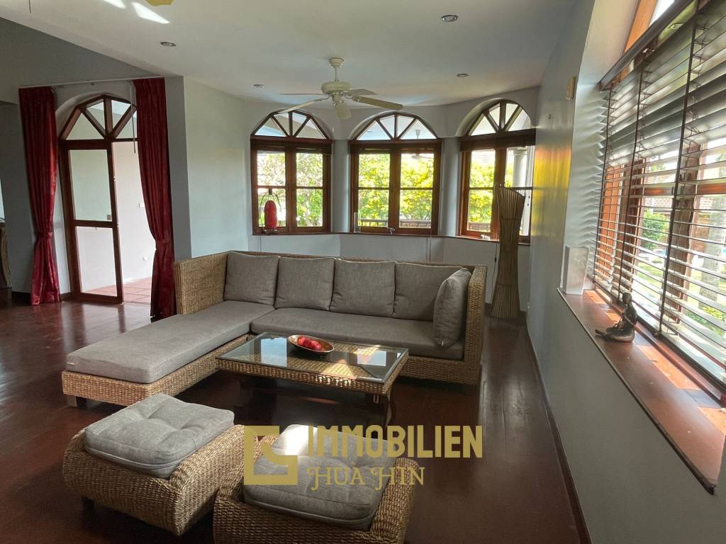 1000 qm Grundstück / 440 qm Wohnfläche / Edle Holzausstattung