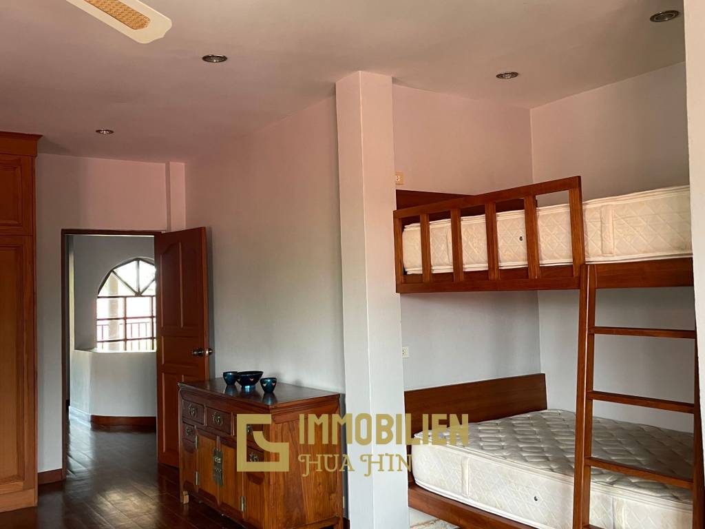 1000 qm Grundstück / 440 qm Wohnfläche / Edle Holzausstattung