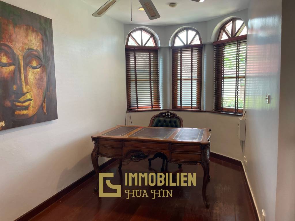 1000 qm Grundstück / 440 qm Wohnfläche / Edle Holzausstattung