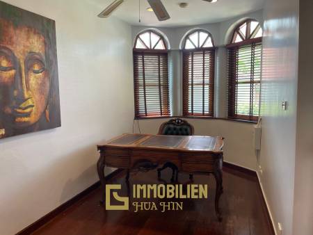 1000 qm Grundstück / 440 qm Wohnfläche / Edle Holzausstattung