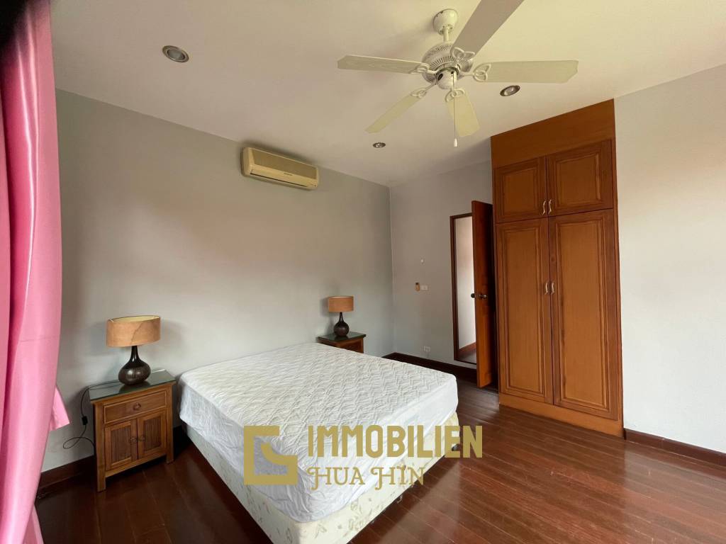 1000 qm Grundstück / 440 qm Wohnfläche / Edle Holzausstattung