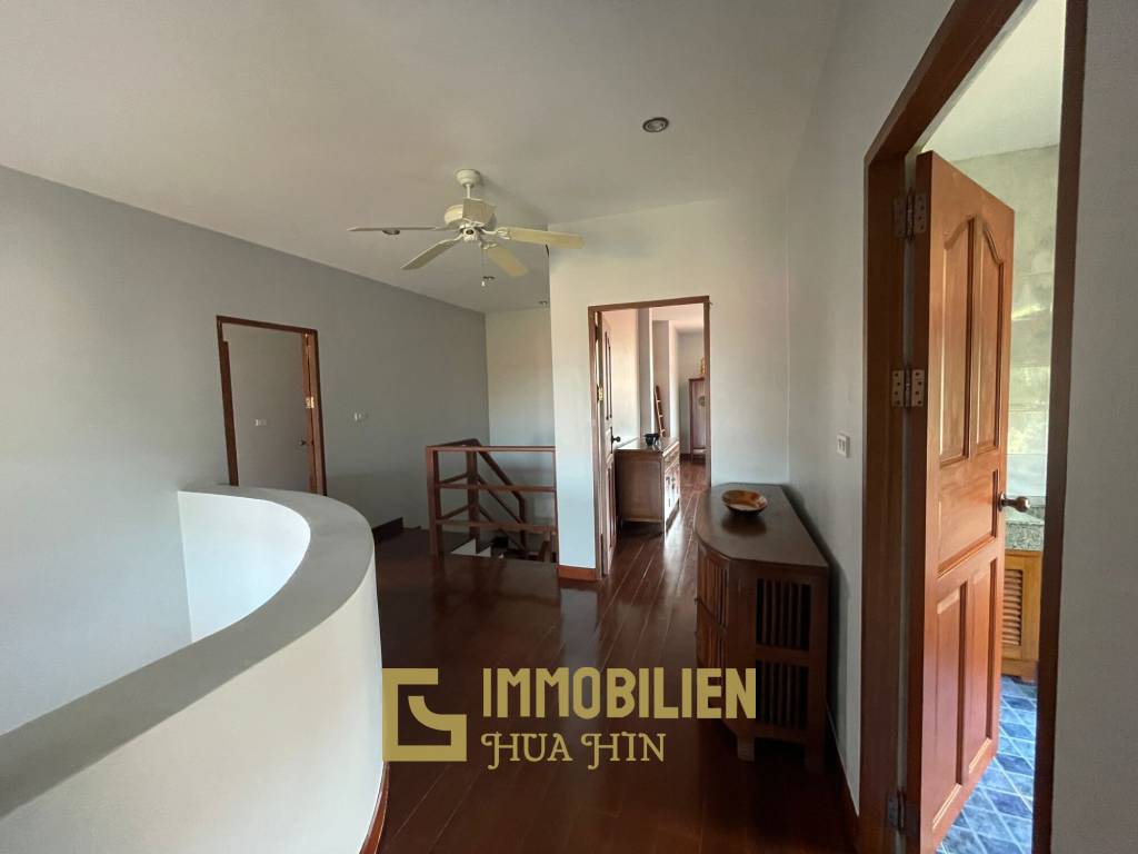 1000 qm Grundstück / 440 qm Wohnfläche / Edle Holzausstattung