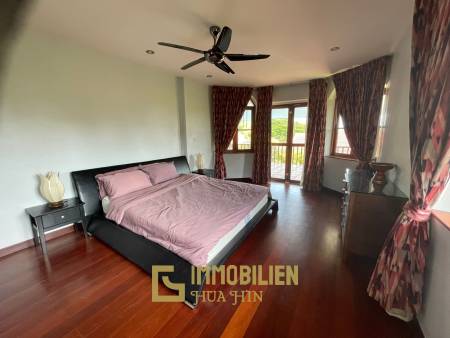 1000 qm Grundstück / 440 qm Wohnfläche / Edle Holzausstattung