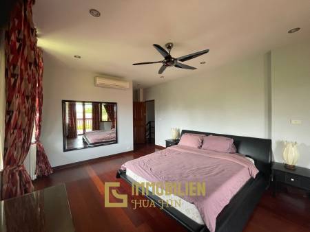 1000 qm Grundstück / 440 qm Wohnfläche / Edle Holzausstattung