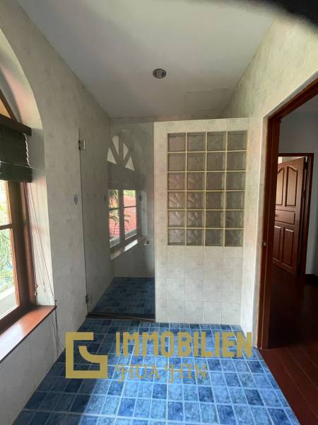 1000 qm Grundstück / 440 qm Wohnfläche / Edle Holzausstattung