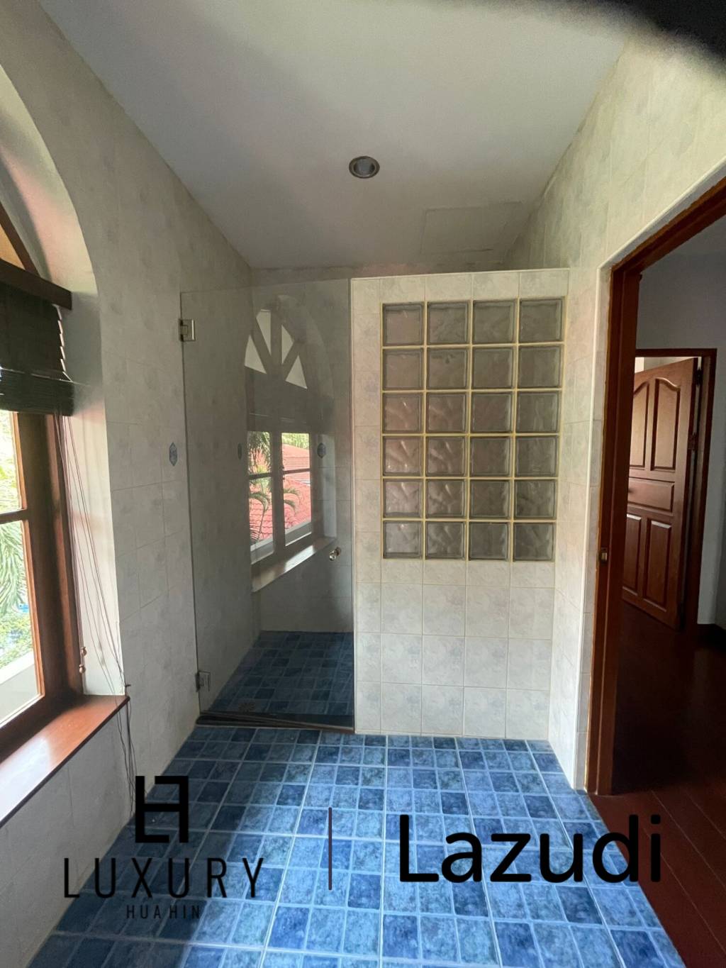 วิลล่า2ชั้น 5 ห้องนอนพร้อมสระว่ายน้ำบนพื้นที่กว้างขวาง ในคริสตัล วิว หัวหิน