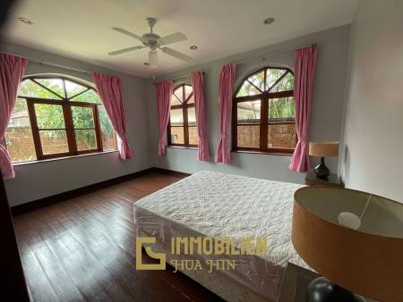 1000 qm Grundstück / 440 qm Wohnfläche / Edle Holzausstattung