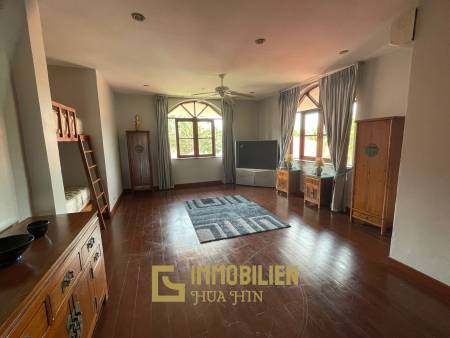 1000 qm Grundstück / 440 qm Wohnfläche / Edle Holzausstattung