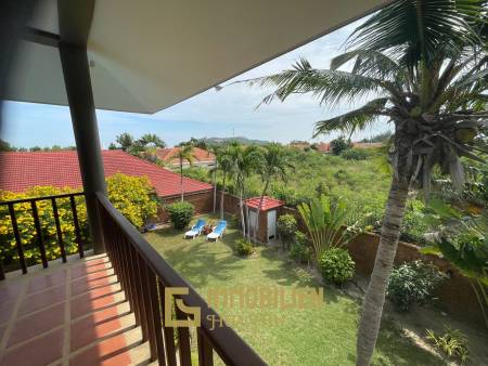 1000 qm Grundstück / 440 qm Wohnfläche / Edle Holzausstattung