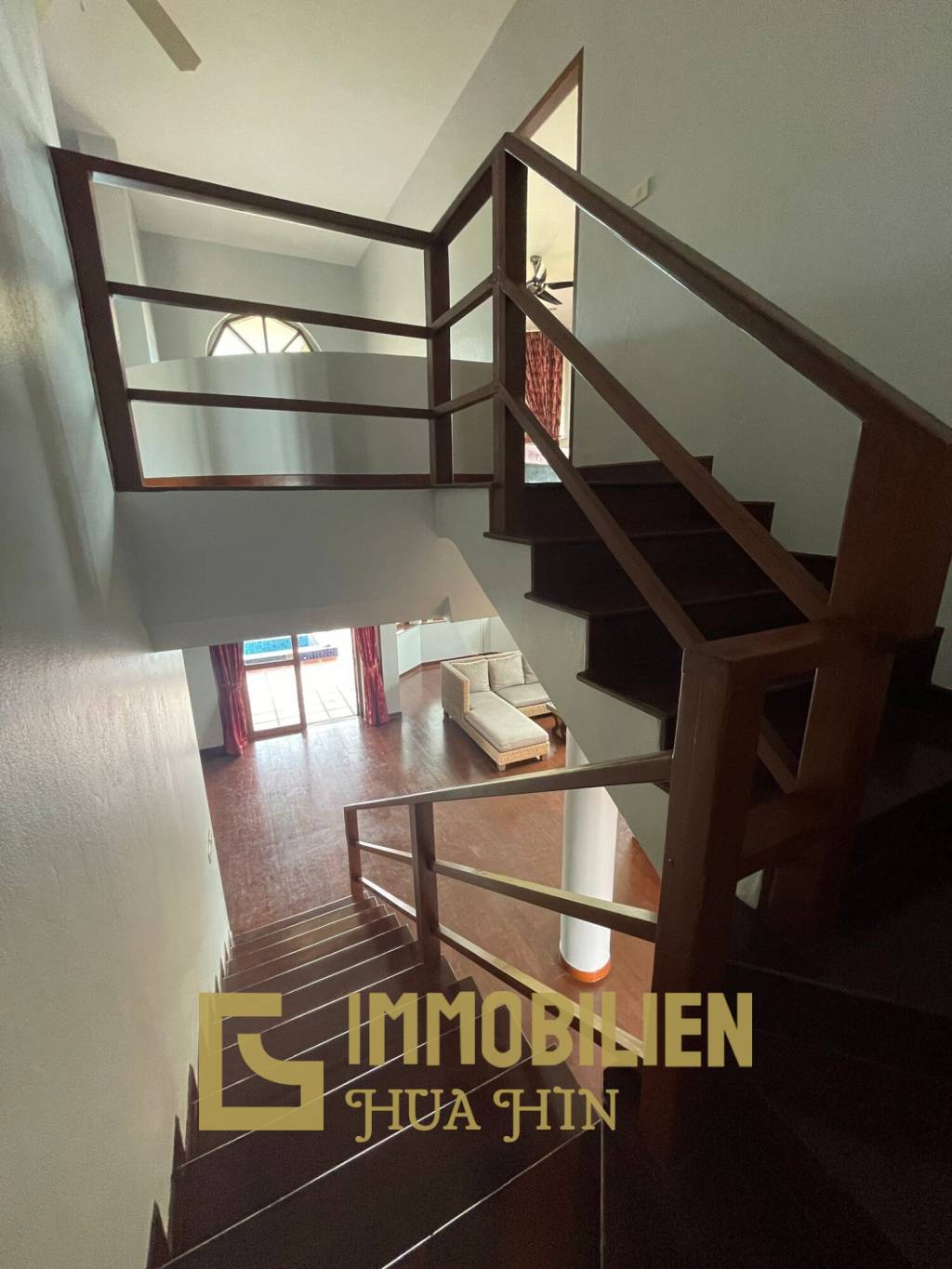 1000 qm Grundstück / 440 qm Wohnfläche / Edle Holzausstattung