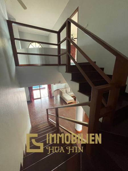 1000 qm Grundstück / 440 qm Wohnfläche / Edle Holzausstattung