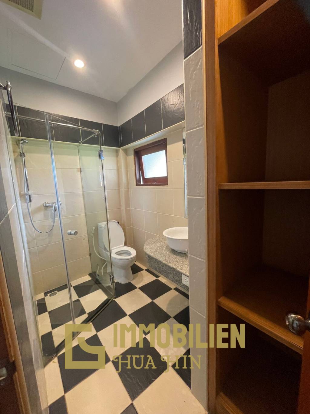 1000 qm Grundstück / 440 qm Wohnfläche / Edle Holzausstattung