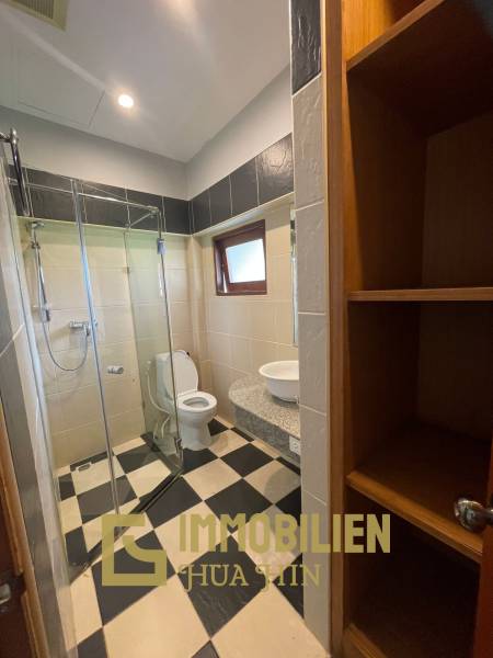 1000 qm Grundstück / 440 qm Wohnfläche / Edle Holzausstattung