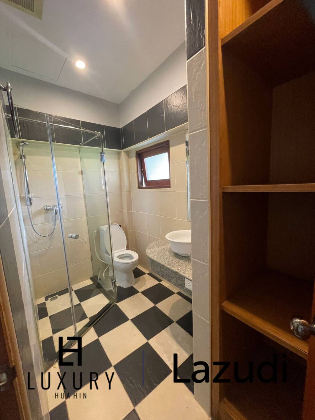 วิลล่า2ชั้น 5 ห้องนอนพร้อมสระว่ายน้ำบนพื้นที่กว้างขวาง ในคริสตัล วิว หัวหิน