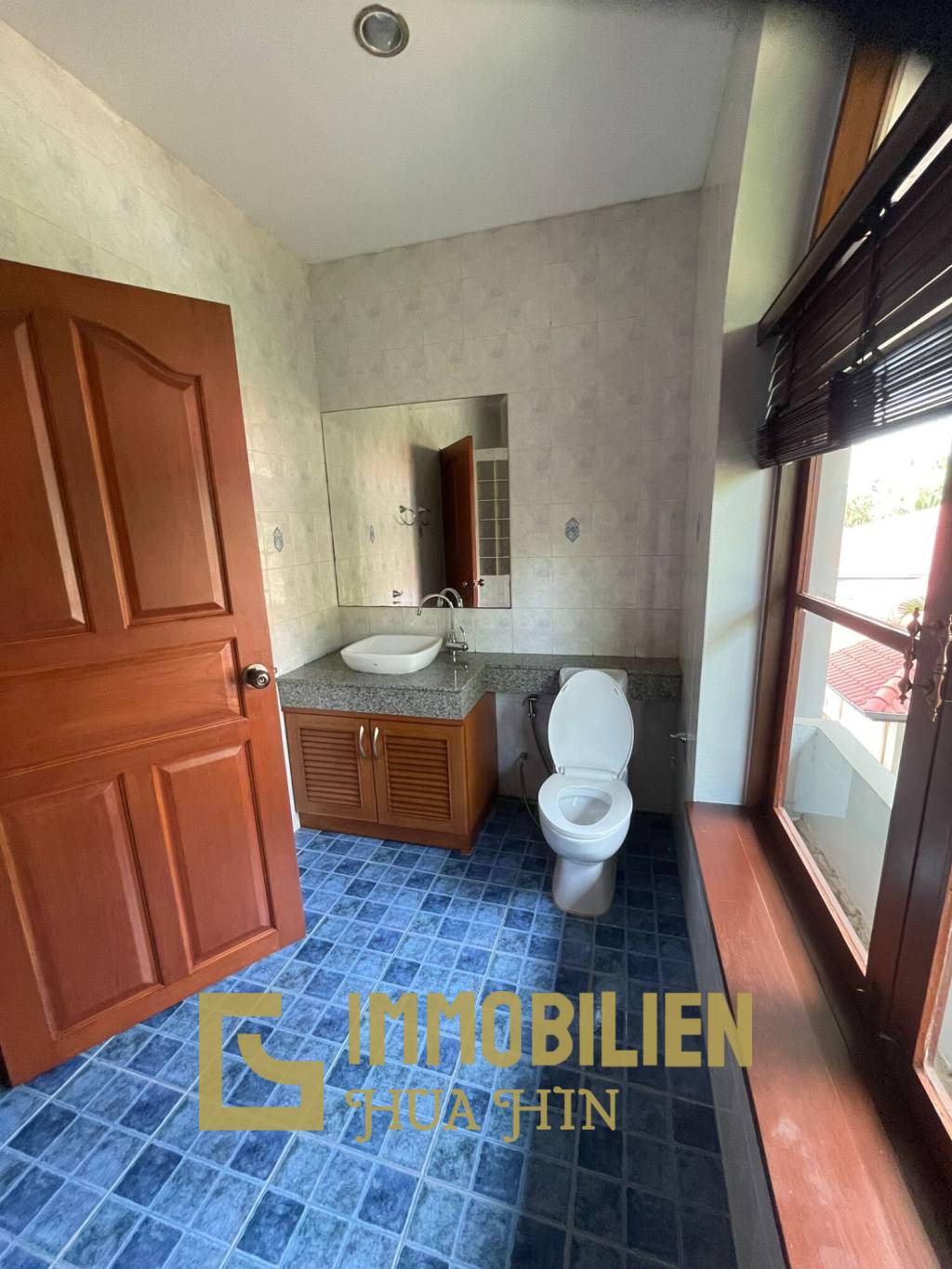 1000 qm Grundstück / 440 qm Wohnfläche / Edle Holzausstattung