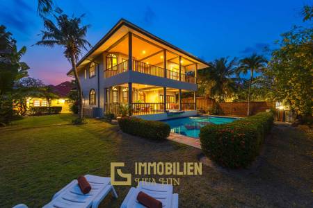 1000 qm Grundstück / 440 qm Wohnfläche / Edle Holzausstattung