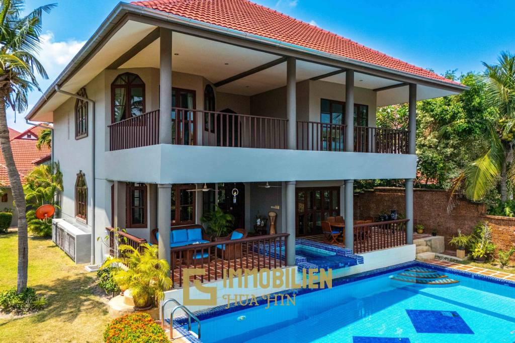 1000 qm Grundstück / 440 qm Wohnfläche / Edle Holzausstattung