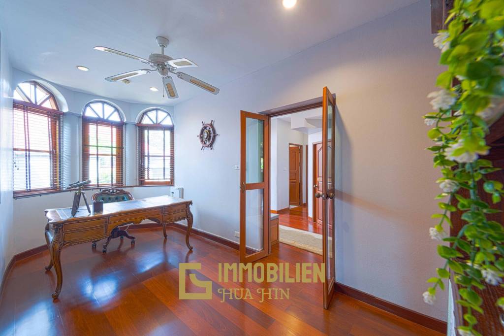 1000 qm Grundstück / 440 qm Wohnfläche / Edle Holzausstattung