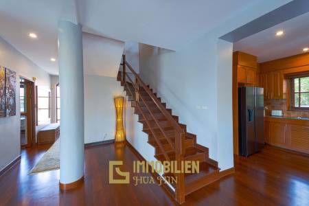 1000 qm Grundstück / 440 qm Wohnfläche / Edle Holzausstattung