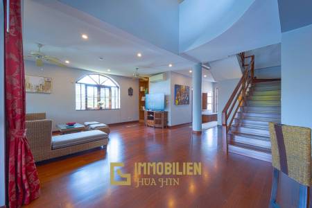 1000 qm Grundstück / 440 qm Wohnfläche / Edle Holzausstattung