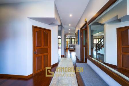 1000 qm Grundstück / 440 qm Wohnfläche / Edle Holzausstattung