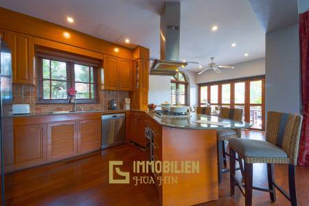 1000 qm Grundstück / 440 qm Wohnfläche / Edle Holzausstattung