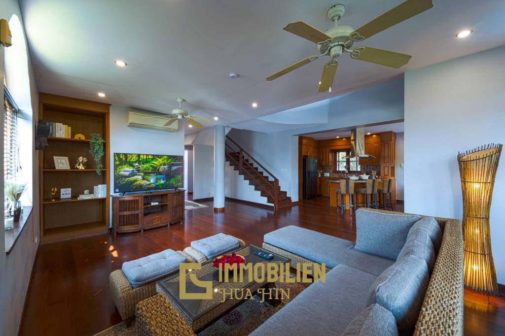 1000 qm Grundstück / 440 qm Wohnfläche / Edle Holzausstattung