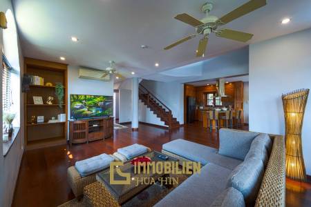 1000 qm Grundstück / 440 qm Wohnfläche / Edle Holzausstattung