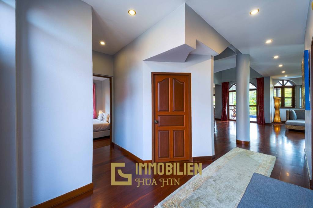 1000 qm Grundstück / 440 qm Wohnfläche / Edle Holzausstattung