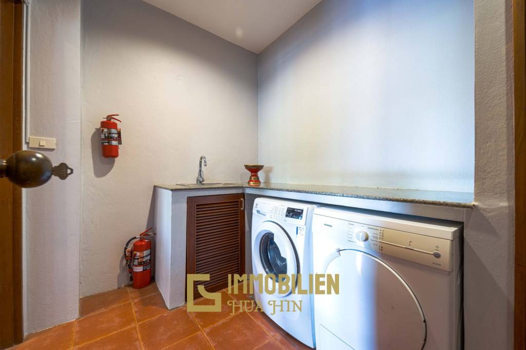 1000 qm Grundstück / 440 qm Wohnfläche / Edle Holzausstattung