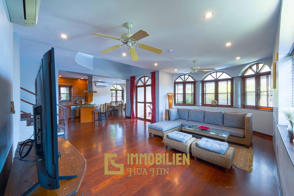 1000 qm Grundstück / 440 qm Wohnfläche / Edle Holzausstattung