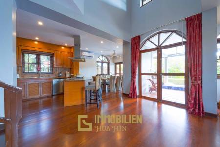 1000 qm Grundstück / 440 qm Wohnfläche / Edle Holzausstattung