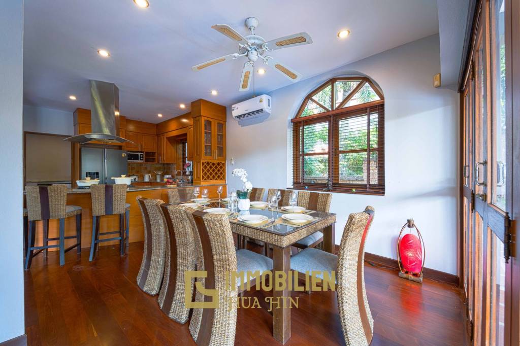 1000 qm Grundstück / 440 qm Wohnfläche / Edle Holzausstattung