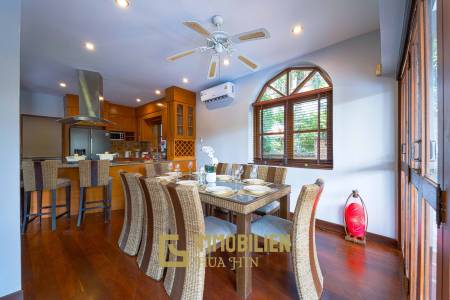 1000 qm Grundstück / 440 qm Wohnfläche / Edle Holzausstattung