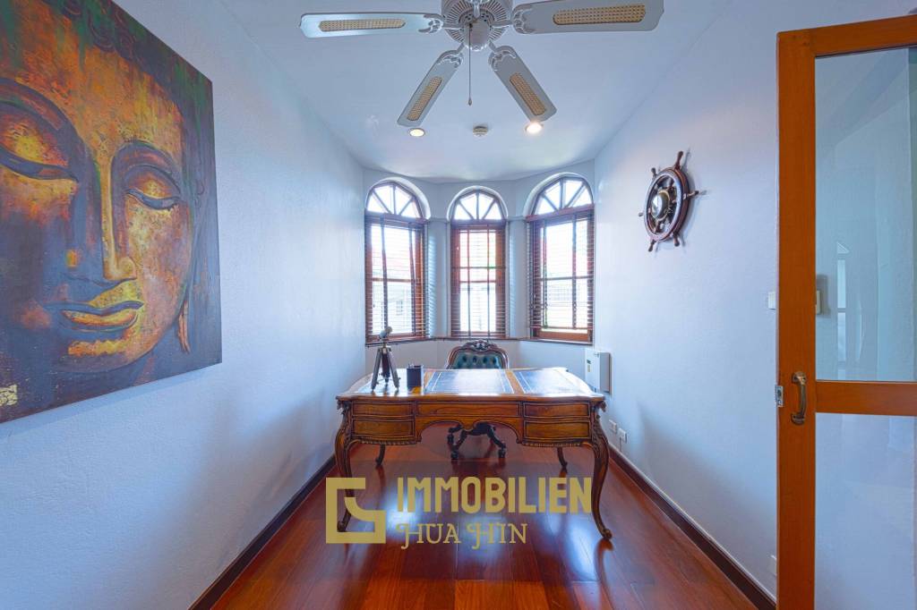 1000 qm Grundstück / 440 qm Wohnfläche / Edle Holzausstattung