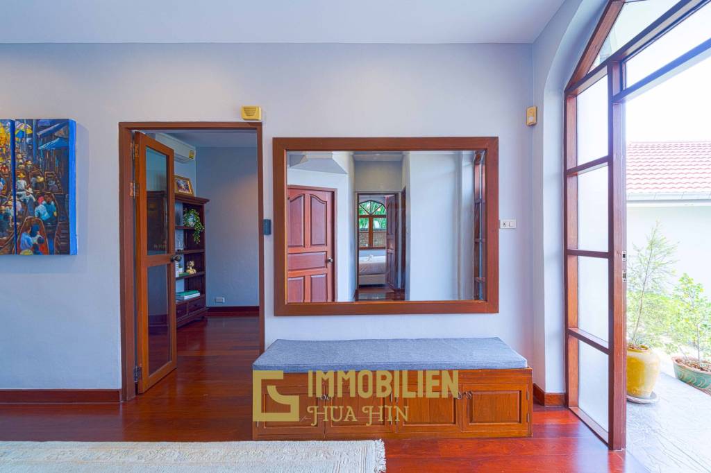 1000 qm Grundstück / 440 qm Wohnfläche / Edle Holzausstattung