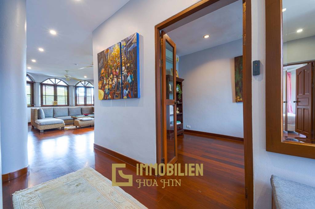 1000 qm Grundstück / 440 qm Wohnfläche / Edle Holzausstattung