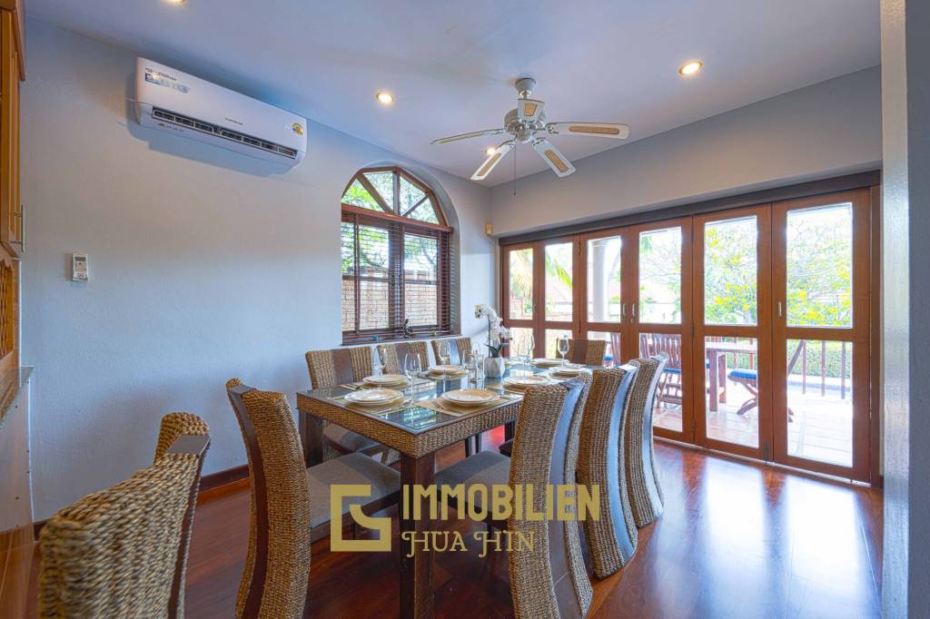 1000 qm Grundstück / 440 qm Wohnfläche / Edle Holzausstattung