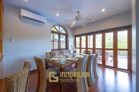 1000 qm Grundstück / 440 qm Wohnfläche / Edle Holzausstattung