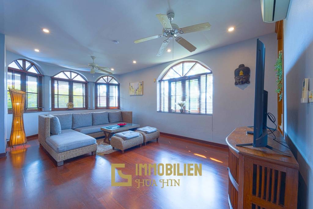 1000 qm Grundstück / 440 qm Wohnfläche / Edle Holzausstattung