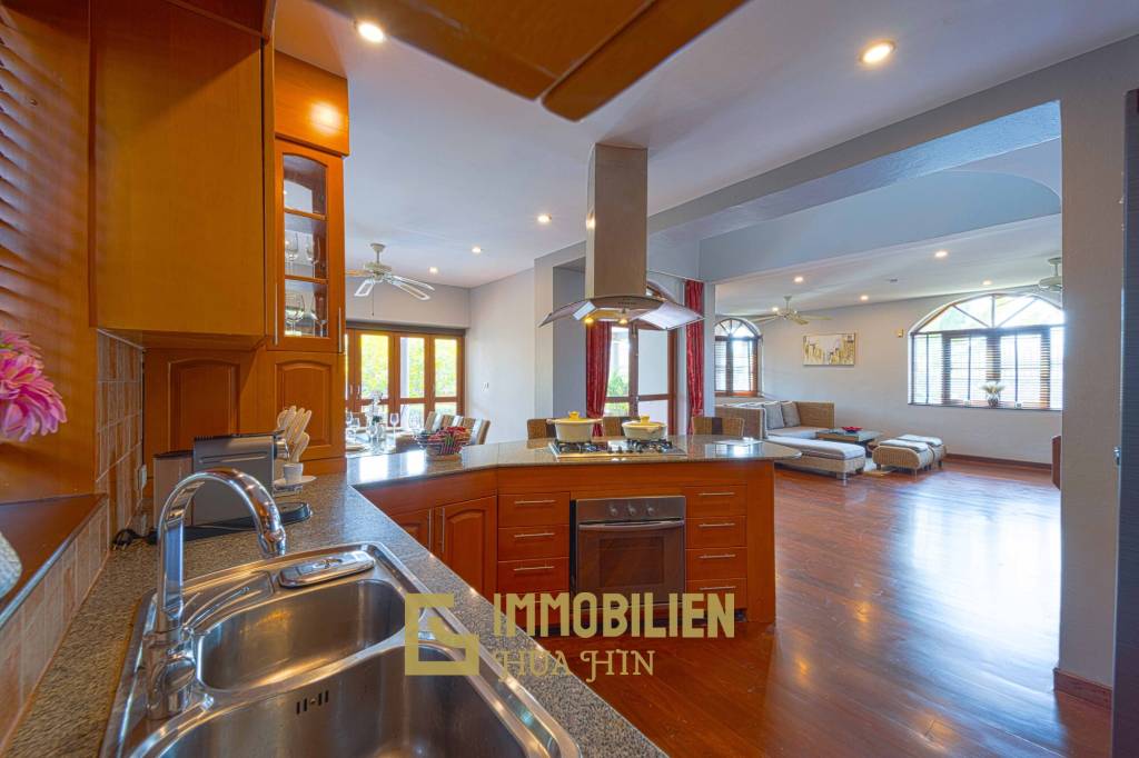 1000 qm Grundstück / 440 qm Wohnfläche / Edle Holzausstattung