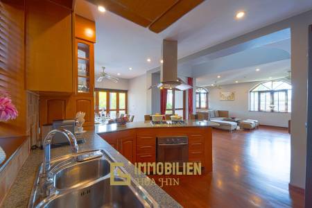 1000 qm Grundstück / 440 qm Wohnfläche / Edle Holzausstattung