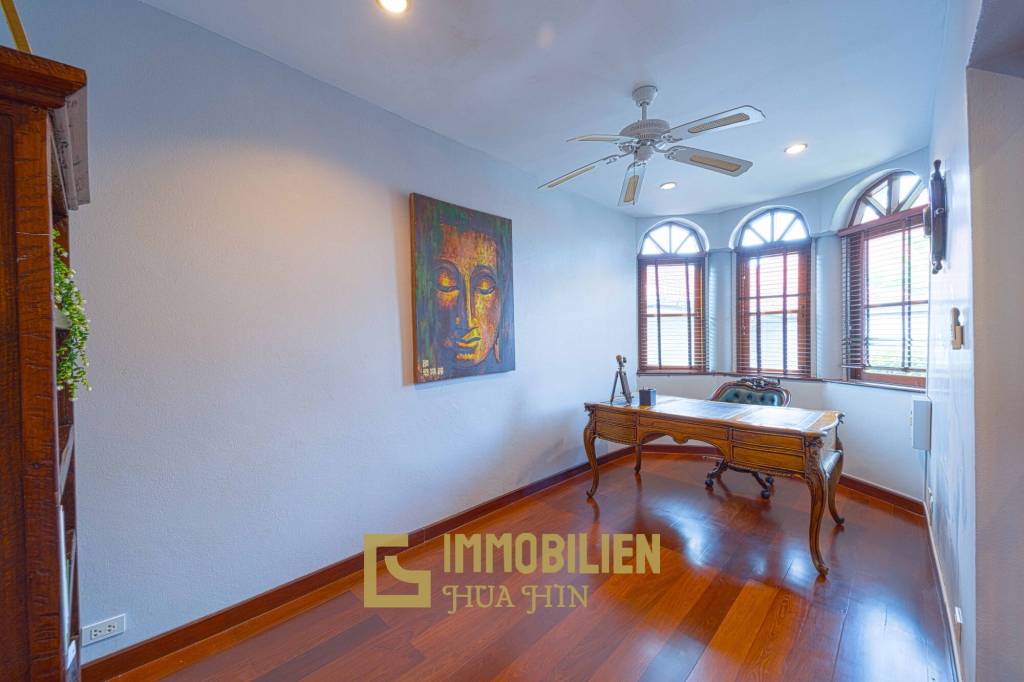 1000 qm Grundstück / 440 qm Wohnfläche / Edle Holzausstattung